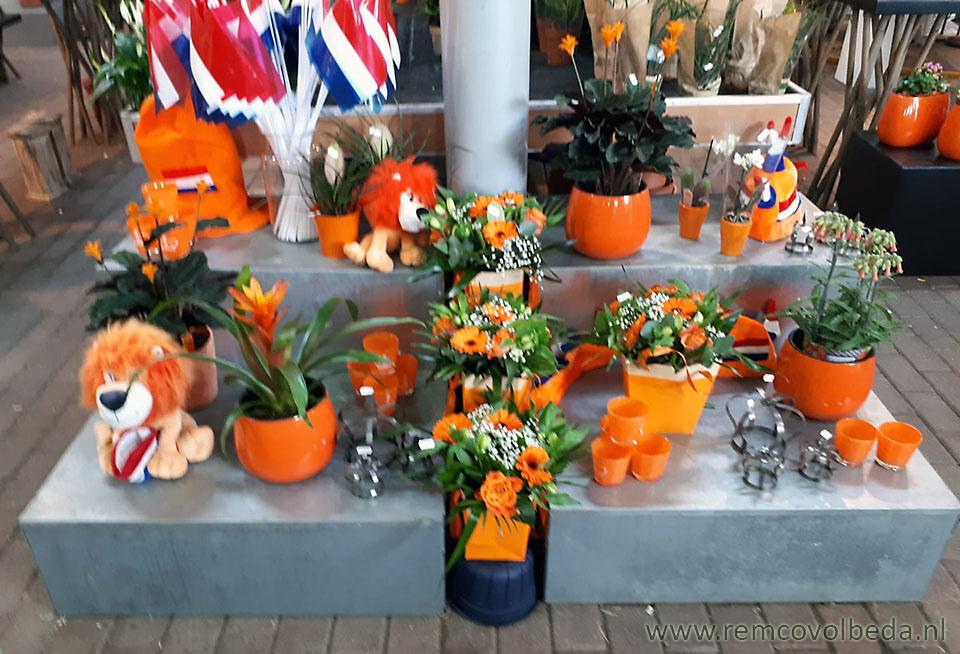 koningsdag oranje bloemen kiosk heerenveen